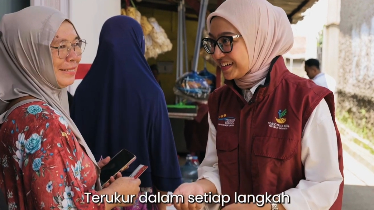 Pendamping sosial bersama KPM bansos