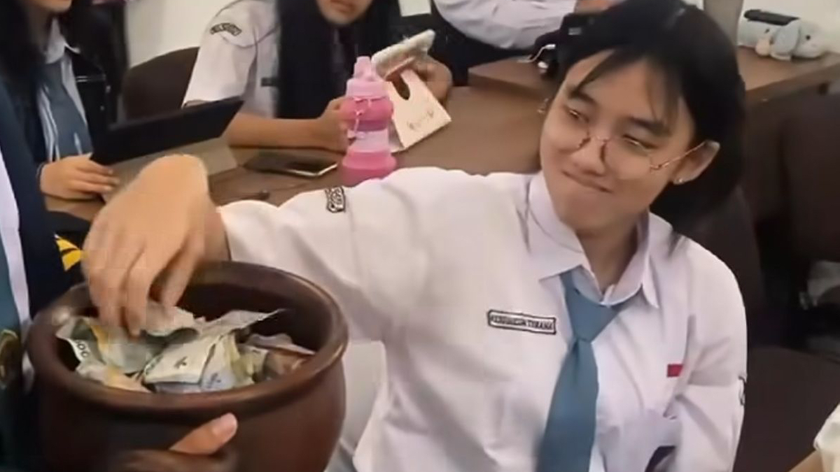 Siswi SMAN 3 Kota Bogor menyumbang dalam program Poe Ibu.