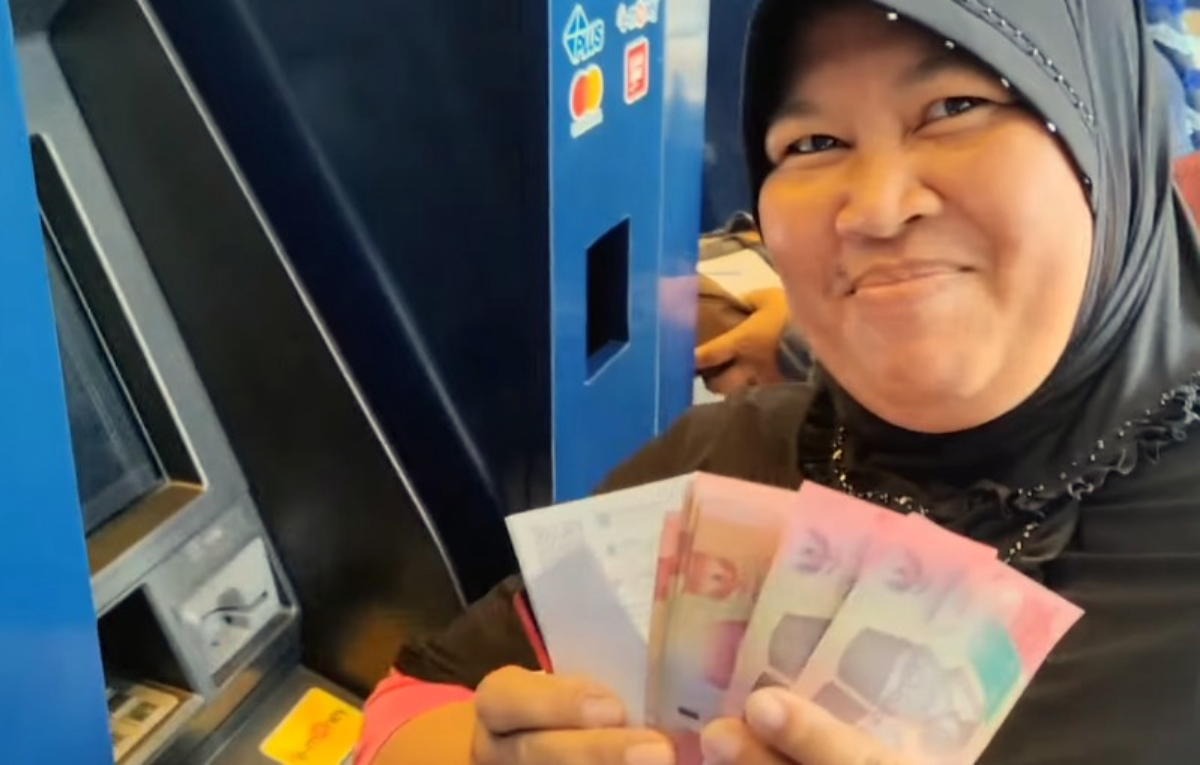 Warga memperlihatkan uang Bansos yang sudah cair.