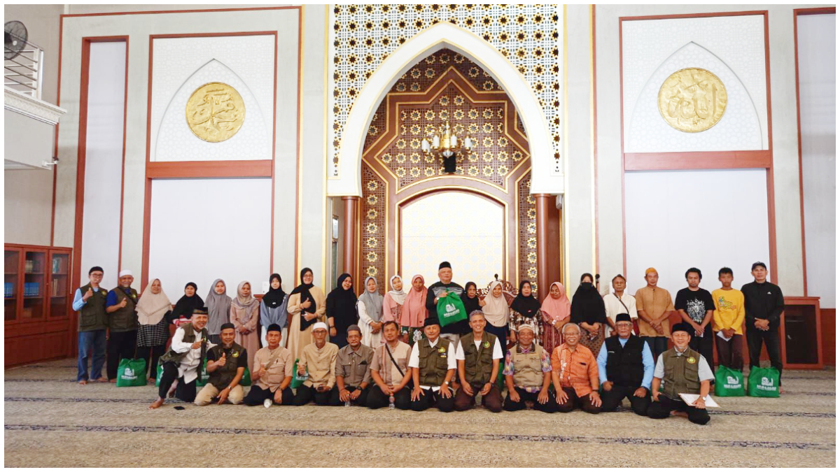 Penyaluran santunan zakal mal di Masjid Al Muslimun Bantarjati Bogor.