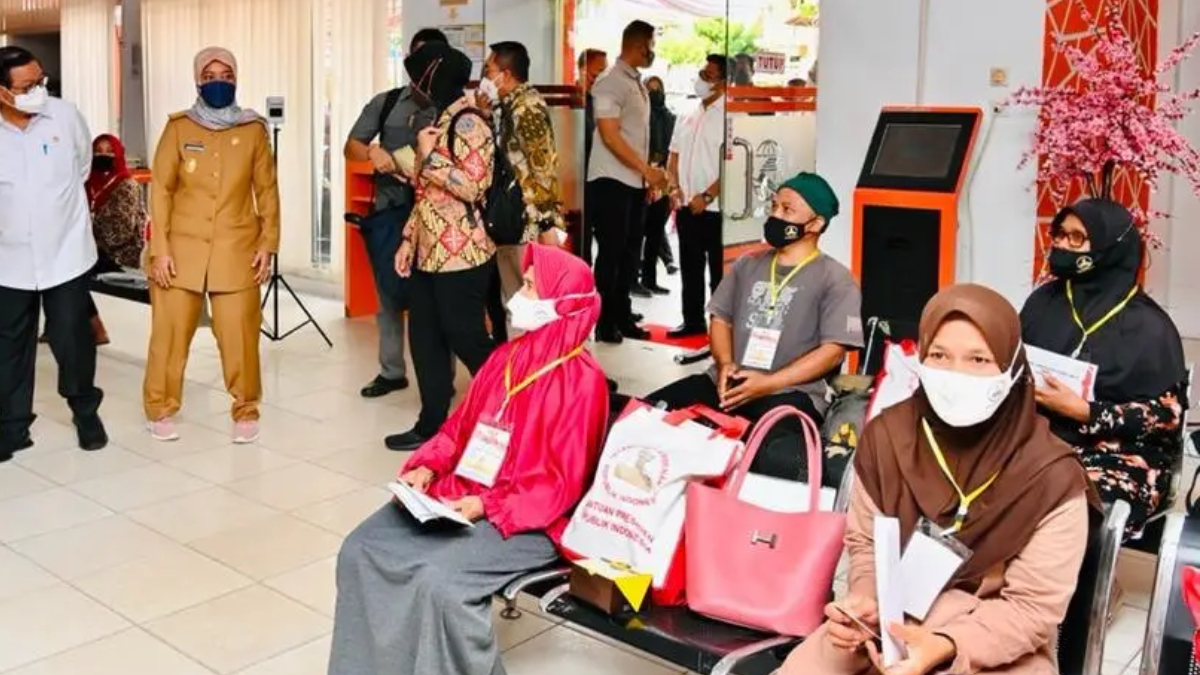 Ilustrasi: Penyaluran bantuan sosial (bansos) kepada para penerima manfaat atau KPM.
