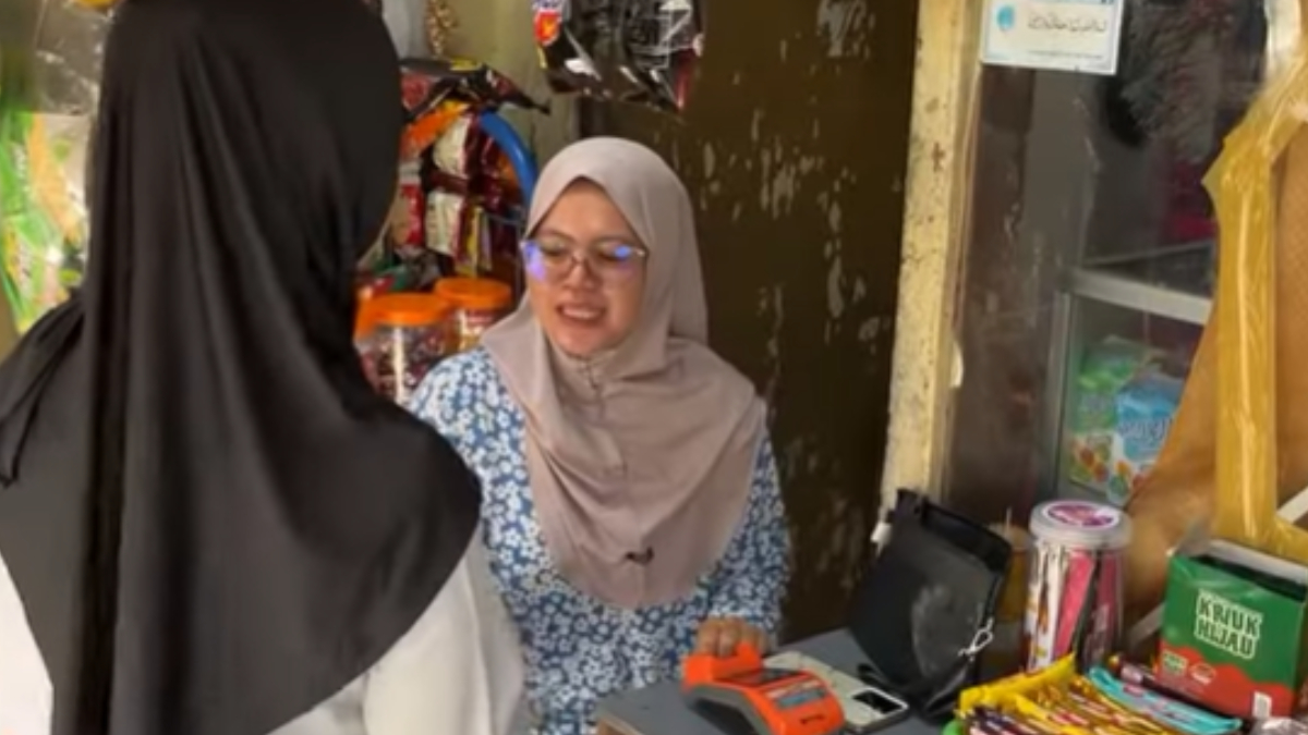 Ilustrasi: Penyaluran bantuan sosial (bansos) kepada para penerima manfaat atau KPM.