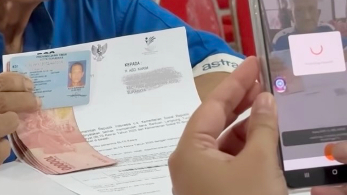 Ilustrasi: Penyaluran bantuan sosial (bansos) kepada para penerima manfaat atau KPM.