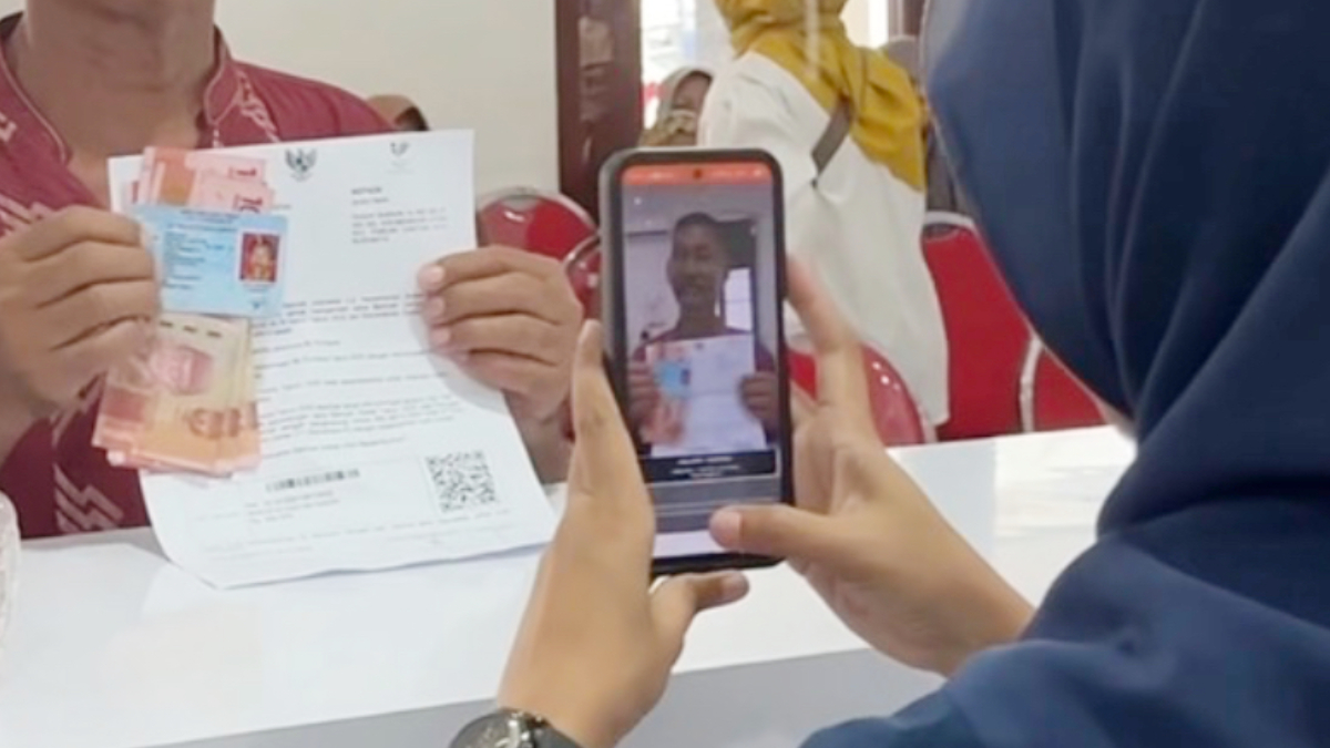 Ilustrasi: Penyaluran bantuan sosial (bansos) kepada para penerima manfaat atau KPM.