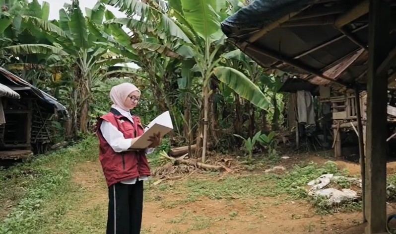 Ilustrasi pendamping sosial sedang memverifikasi KPM yang akan menerima pencairan bansos susulan