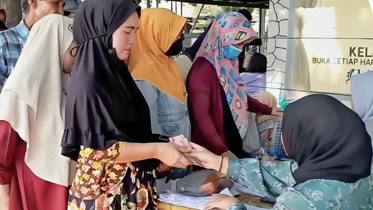 Ilustrasi: Penyaluran bantuan sosial (bansos) kepada para penerima manfaat atau KPM.