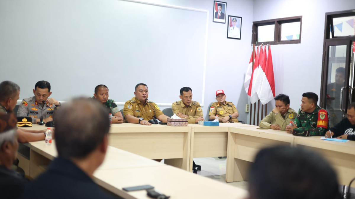 Bupati Bogor Rudy Susmanto hadir bersama Forkopimda dan Sekda di Kantor Kecamatan Cigudeg untuk menemui perwakilan warga Cigudeg, Parungpanjang, serta Rumpin.