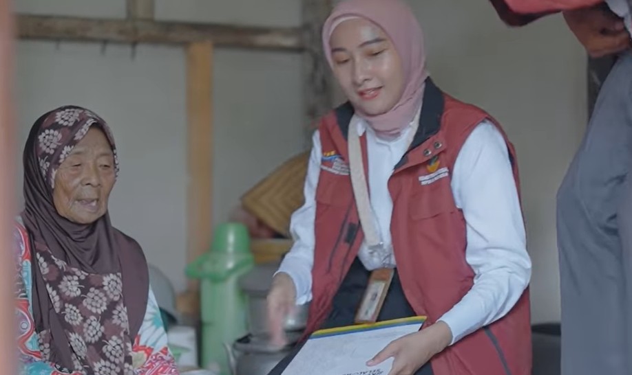 Ilustrasi pendamping sosial mensosialisasikan status desil pada KPM terkait pencairan bansos 2026