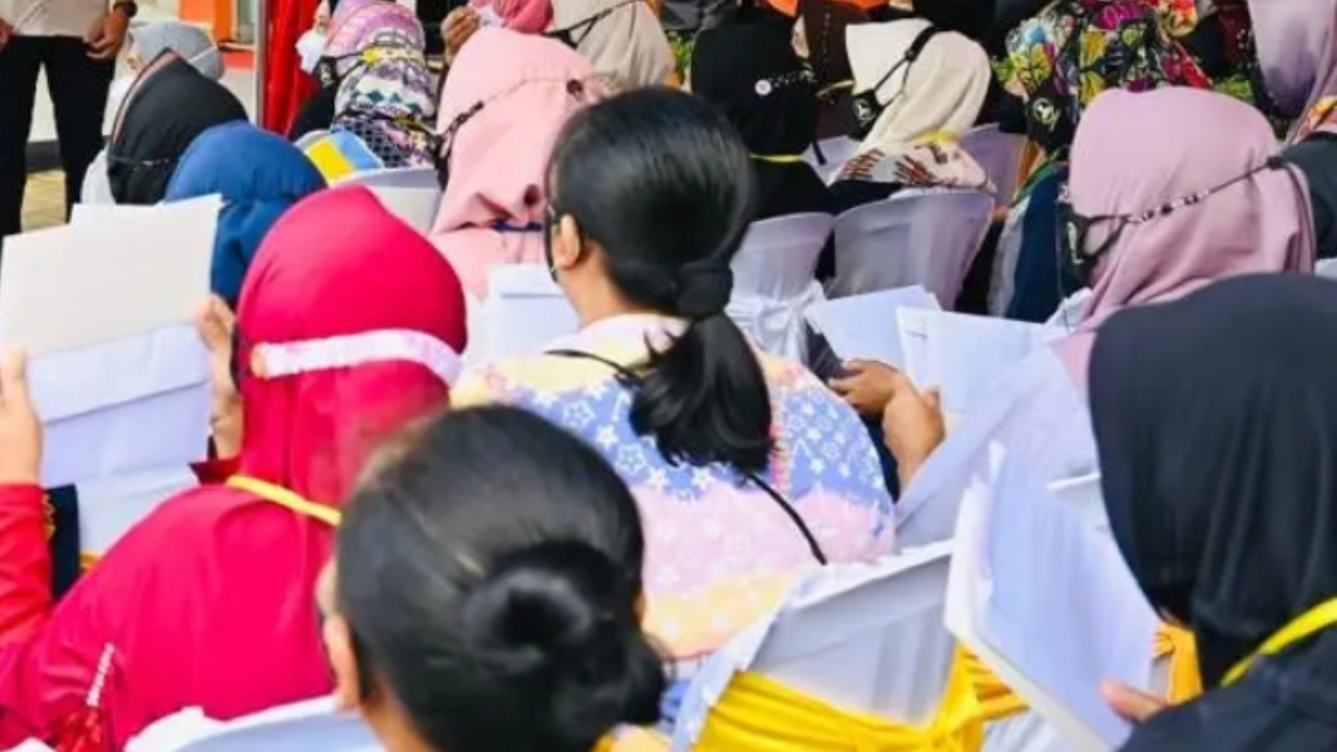 Ilustrasi: Penyaluran bantuan sosial (bansos) kepada para penerima manfaat atau KPM.