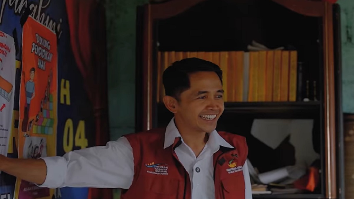 Ilustrasi pendamping sosial menyalurkan bansos kepada KPM