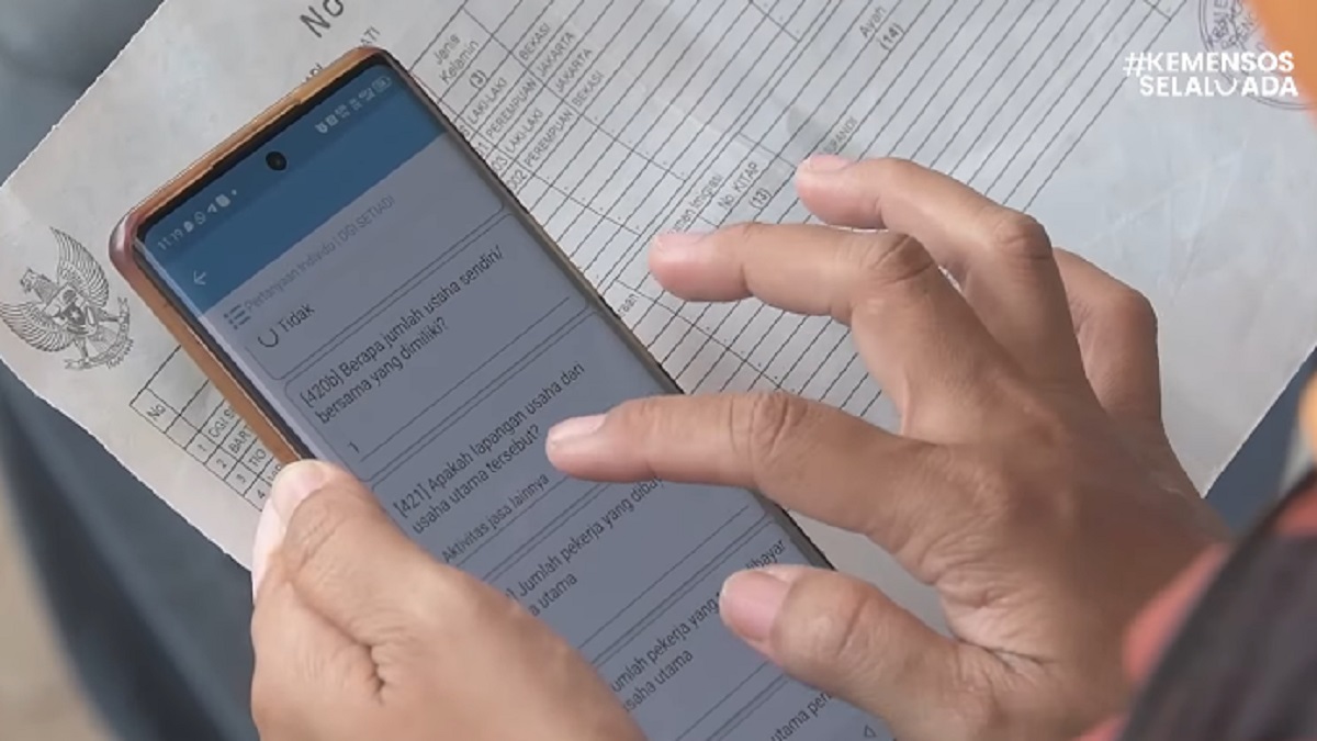 Ilutrasi pengecekan data Keluarga Penerima Manfaat (KPM) bansos