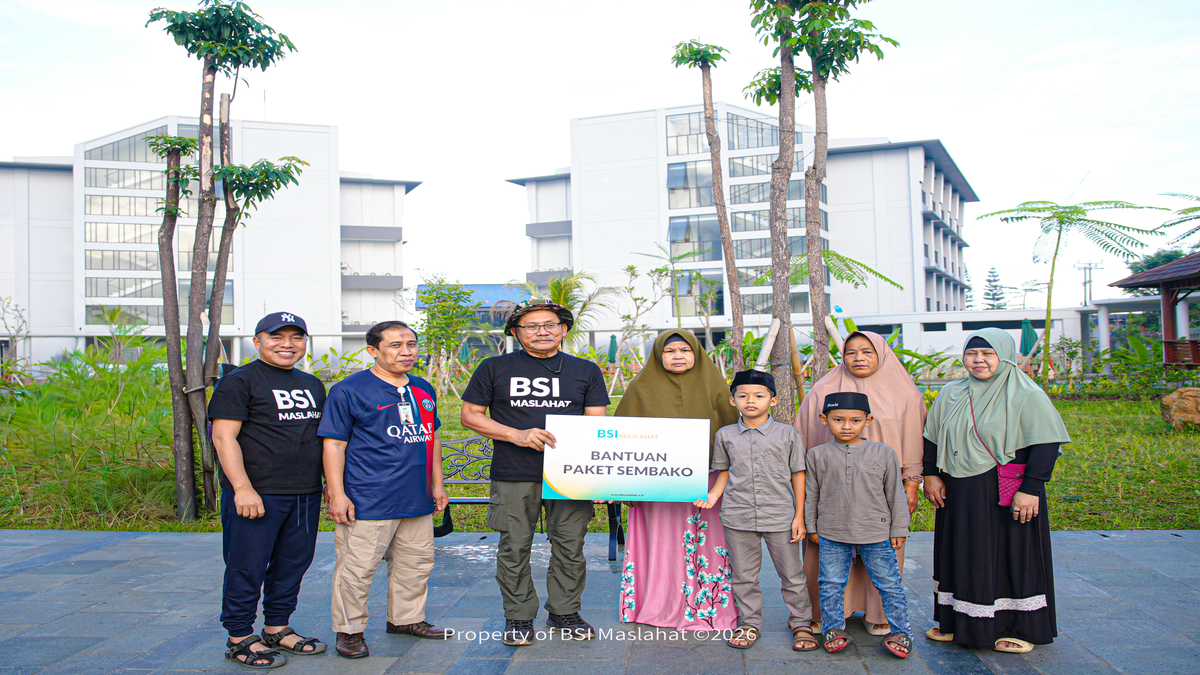BSI Maslahat menyerahkan bantuan paket sembako kepada kaum duafa.