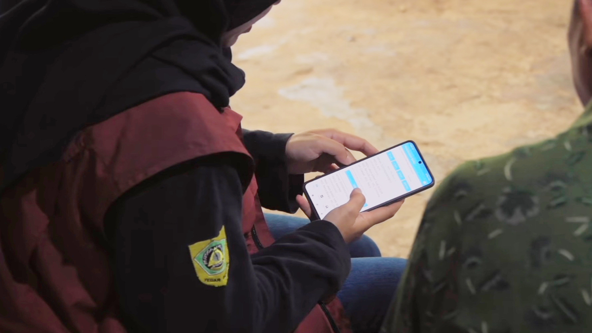 Ilustrasi: Petugas pendamping sosial saat melakukan pengecekan penerima bantuan sosial (bansos).