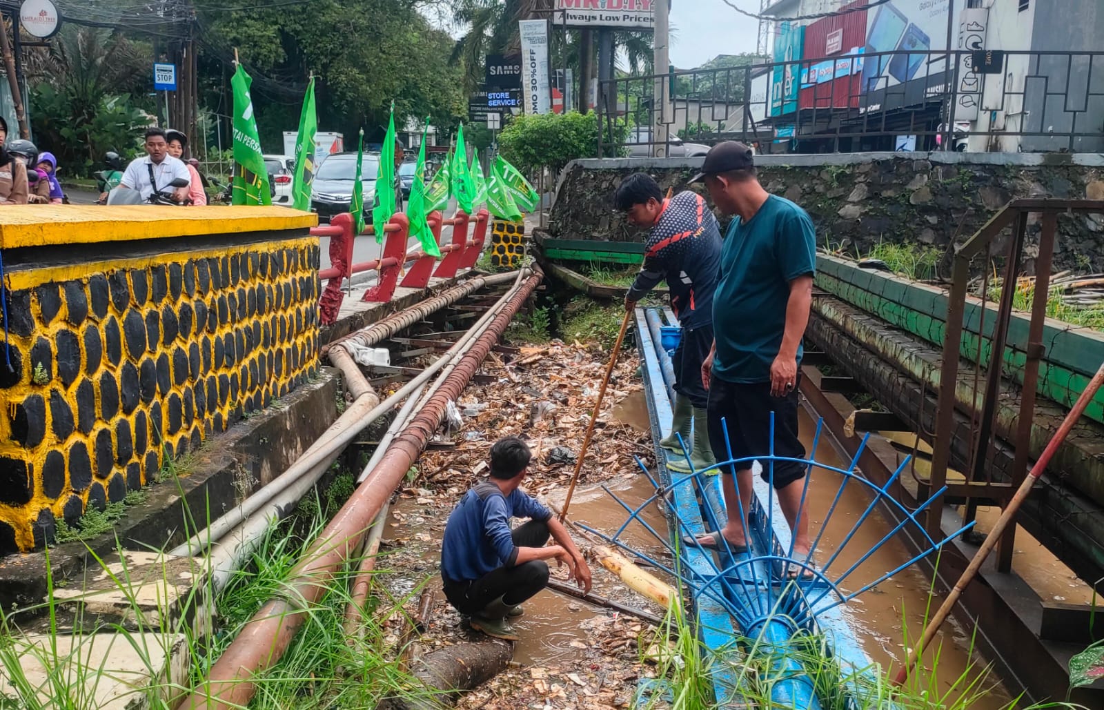 Ilustrasi: Satgas SDA DPUPR Kota Depok membersihkan sampah yang menyumbat aliran sungai Pesanggrahan di Sawangan Depok beberapa waktu lalu.