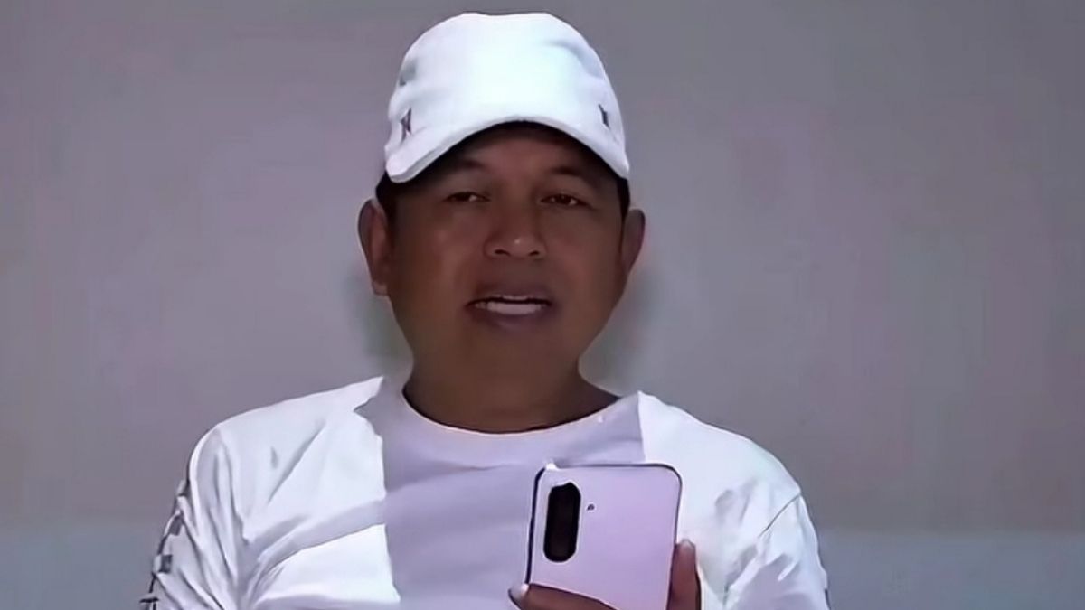 Gubernur Jawa Barat Dedi Mulyadi memberi bantuan kepada keluarga lansia korban penganiayaan  di minimarket di Kota Bandung