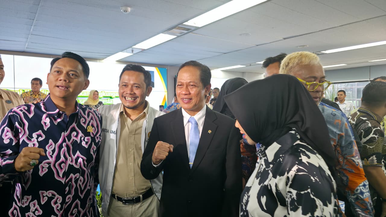 Menteri Lingkungan Hidup Hanif Faisol usai Rapat Koordinasi dengan ADAKSI
