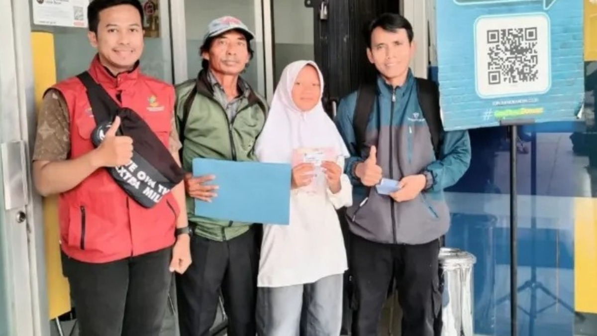 Ilustrasi. Siswa sedang mengambil bantuan pendidikan PIP.
