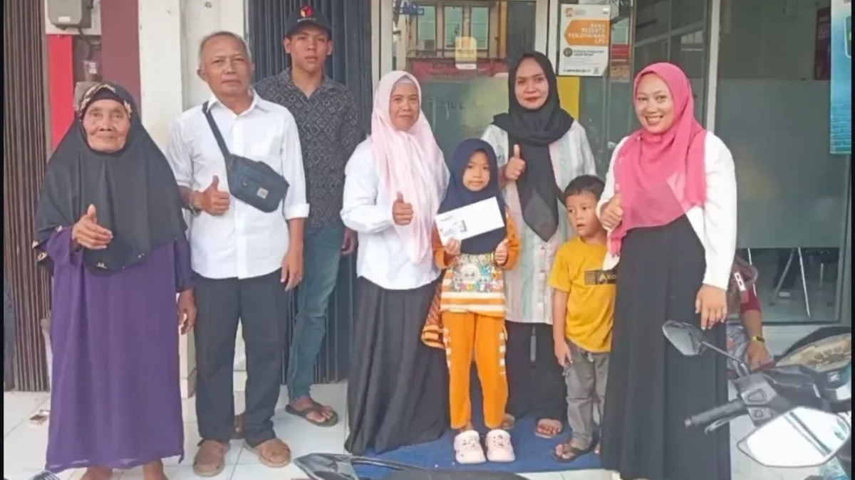 Ilustrasi. Siswa mengambil bantuan pendidikan PIP.