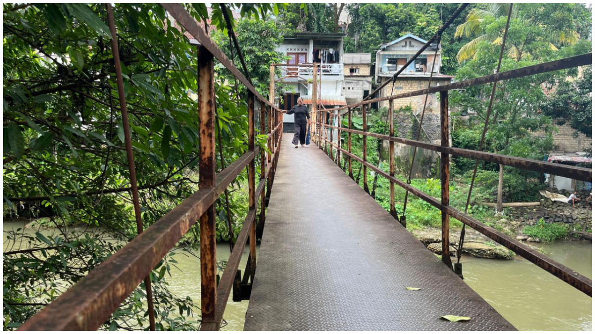 Kondisi terkini jembatan gantung di Bantarjati, Kecamatan Bogor Utara. Sebagian tubuh jembatan banyak yang rusak dan berkarat.