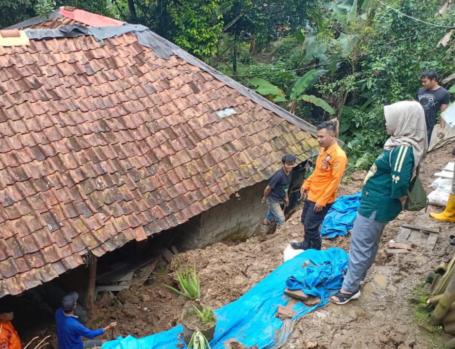 BPBD Kabupaten Bogor menatat 4 titik longsor di Desa Harkatkaya, Kecamatan Sukajaya, Rabu 14 Januari 2026.
