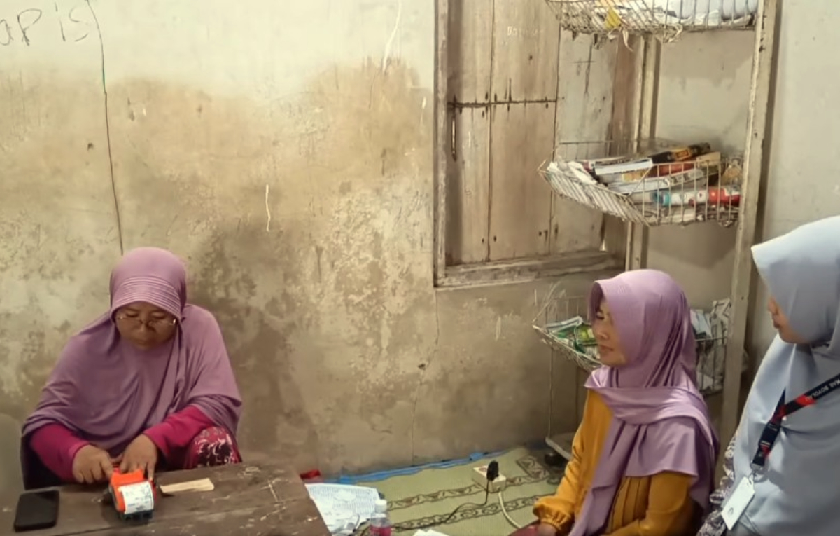 Para KPM sedang melakukan pencairan Bansos.