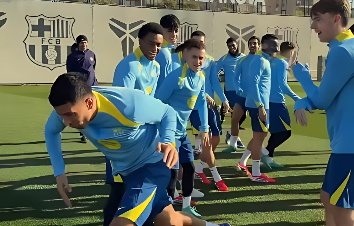 Para pemain FC Barcelona saat latihan.