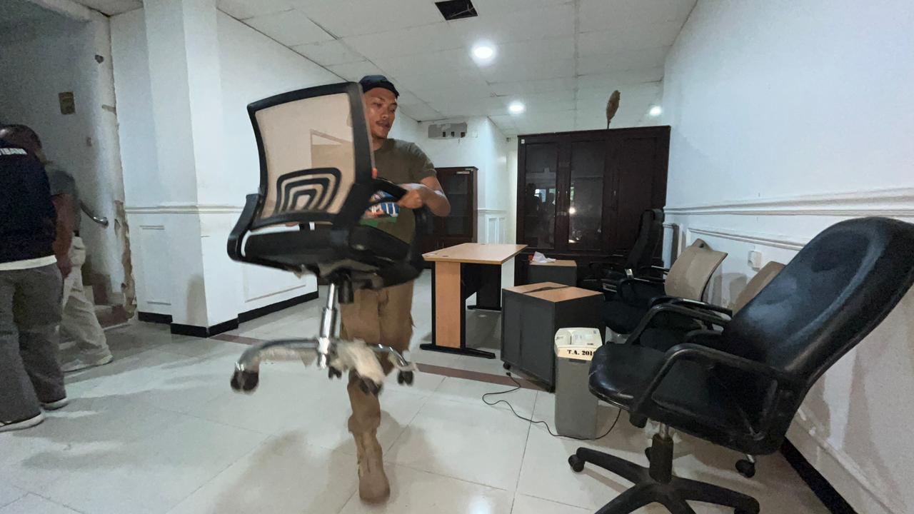 Personel Satpol PP Kota Bogor saat mempersiapkan kantor baru di gedung ex Imigrasi.