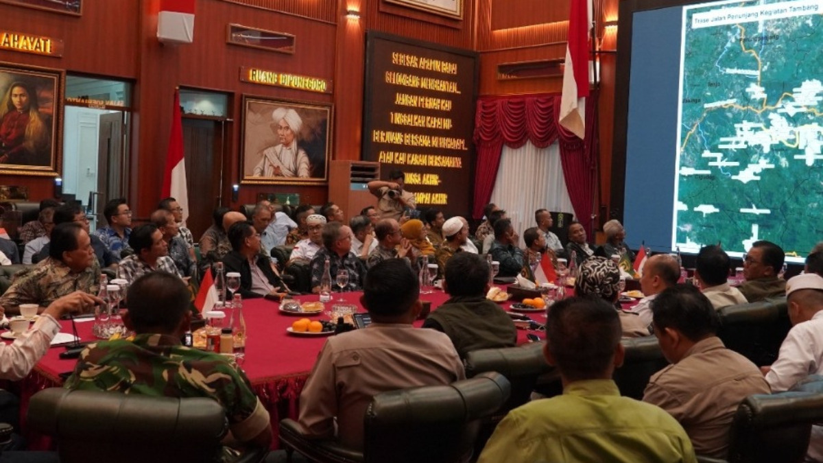 suasana rapat pembahasan pembangunan jalan pemeliharaan tambang bersama para pengusaha tambang di Aula Soekarno Hatta, Pendopo Bupati Bogor.