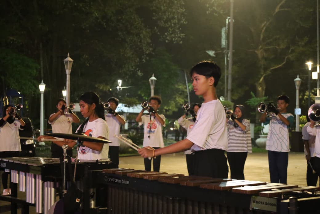 Tim drum band Kota Bogor melakukan latihan malam hari yang berlangsung di Plaza Balai Kota Bogor, belum lama ini.