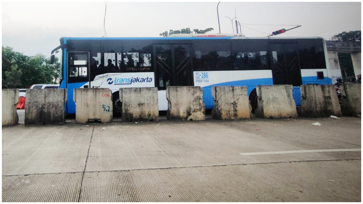 Bus TransJakarta saat melintas di depan Tol Desari Sawangan Kota Depok