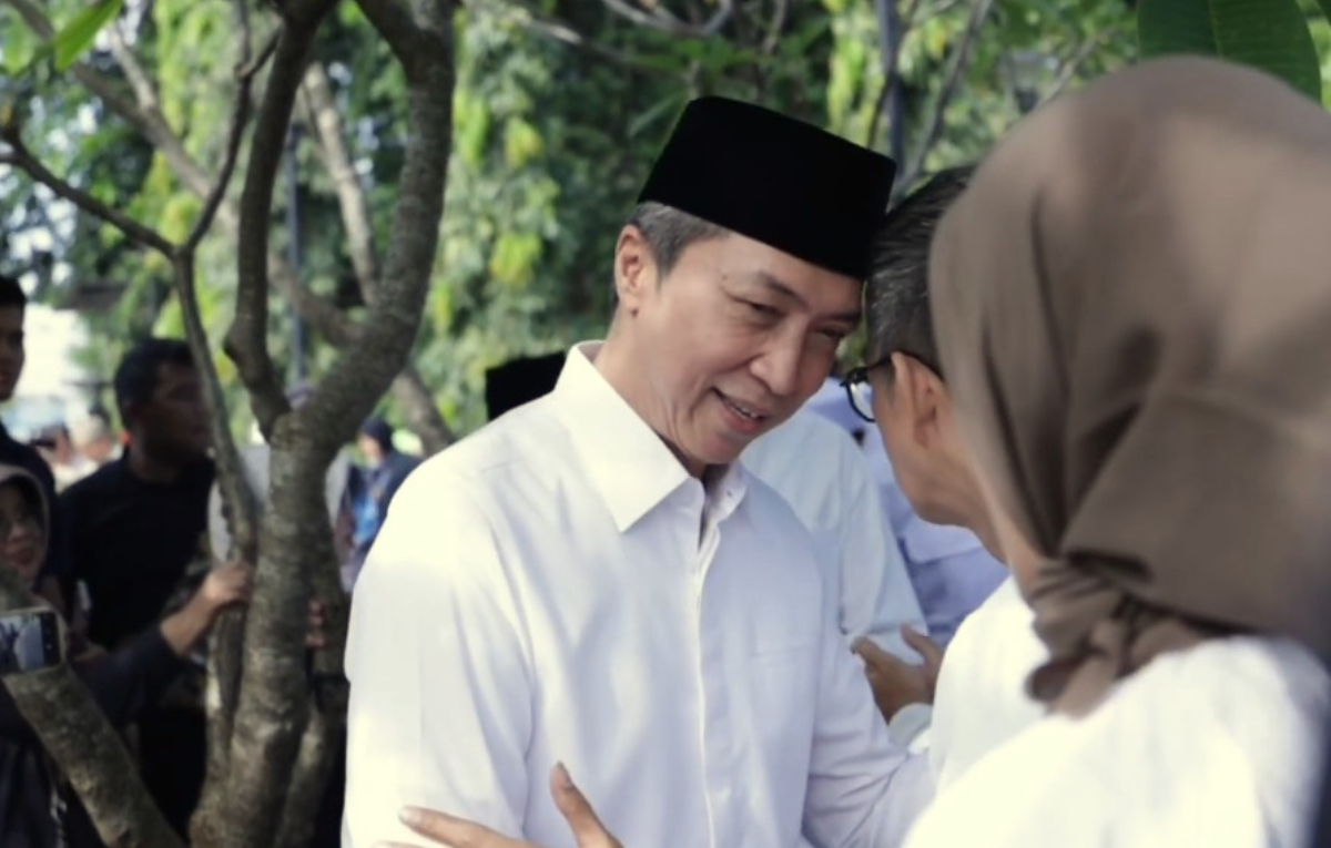 Wali Kota Bogor, Dedie A Rachim saat menyapa warga.