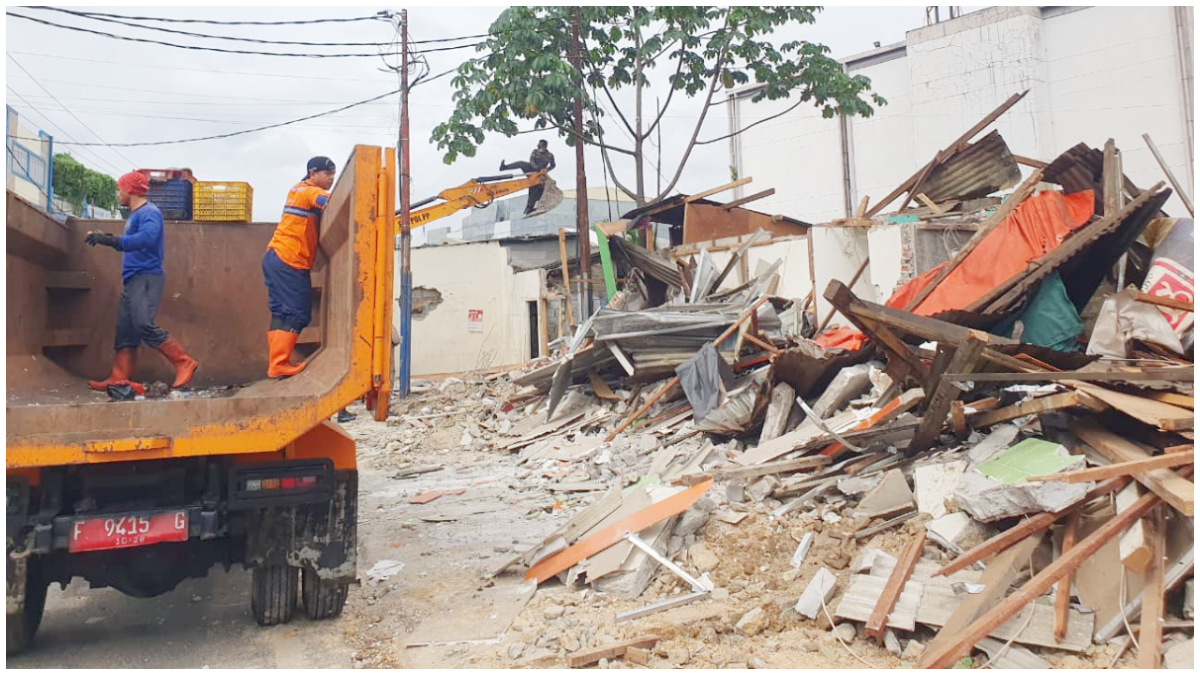 Pembongkaran bangunan liar di belakang Pasar Cibinong.