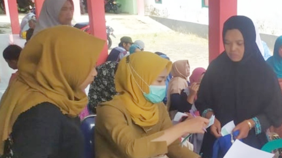 Ilustrasi: Petugas pendamping sosial saat melakukan pengecekan penerima bantuan sosial (bansos).