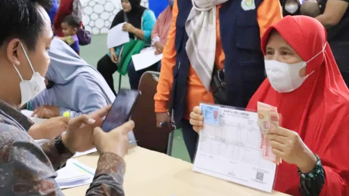 Ilustrasi: Penyaluran bantuan sosial (bansos) kepada para penerima manfaat atau KPM.