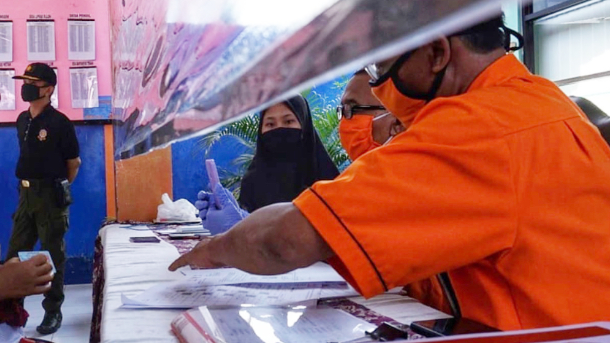 Ilustrasi: Penyaluran bantuan sosial (bansos) kepada para penerima manfaat atau KPM.