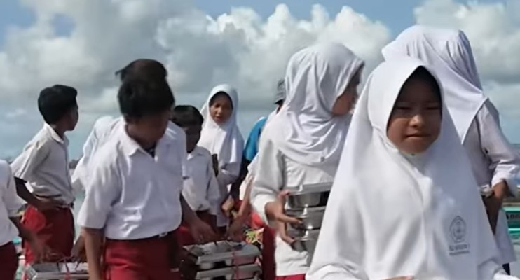 Ilustrasi anak sekolah yang menerima pencairan bansos PIP 2025