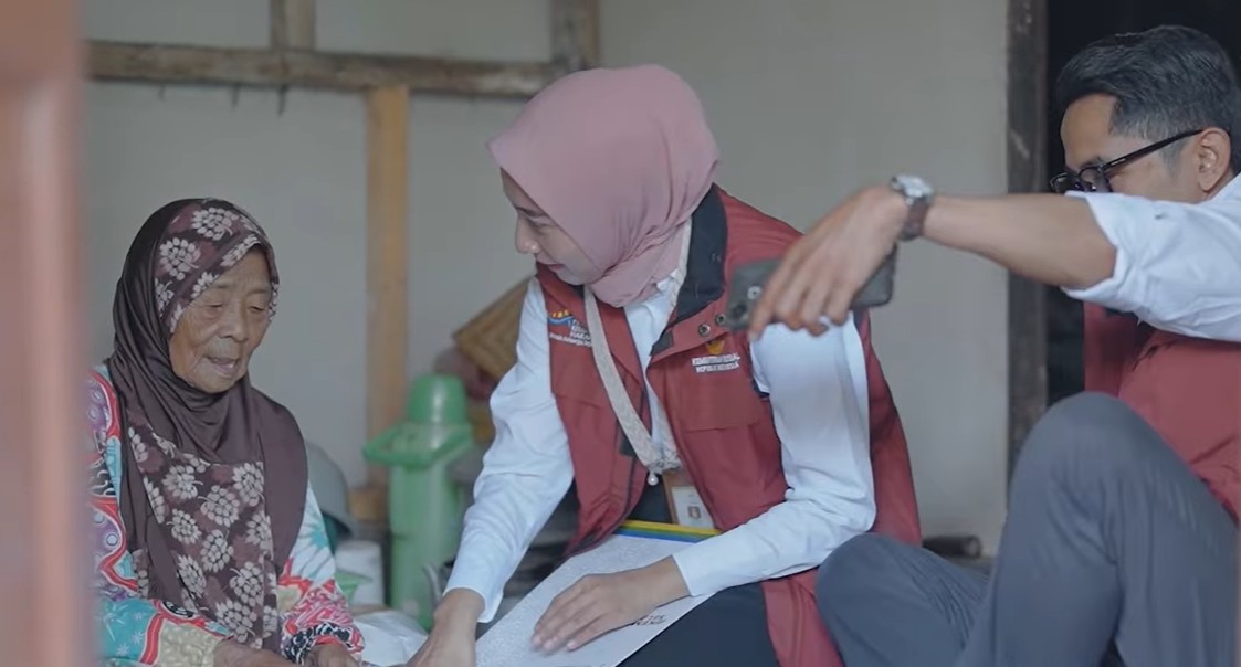 Ilustrasi KPM memberikan pertanyaan yang harus dijawab KPM agar menerima pencairan bansos PKH 2026