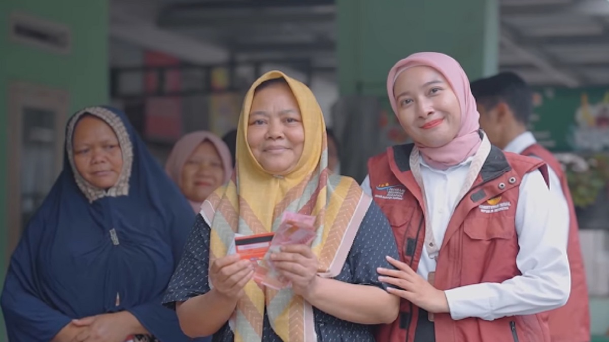 Ilustrasi penyaluran bansos kepada KPM