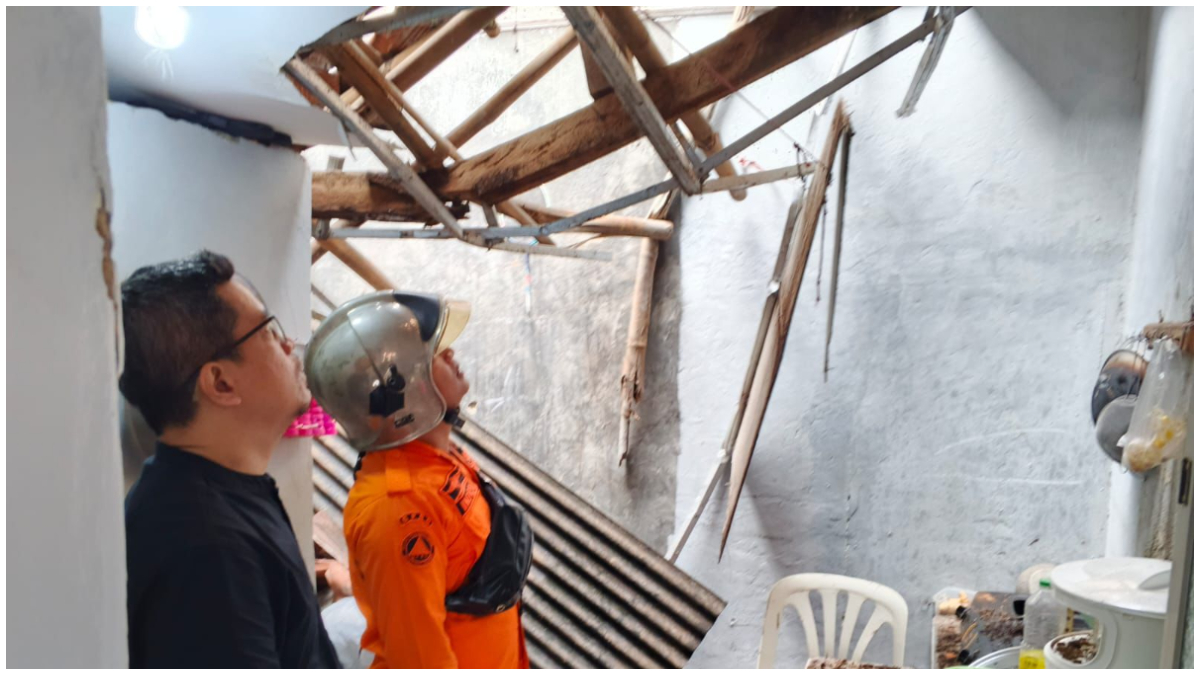 Personel BPBD Kota Bogor saat melakukan assesment rumah warga di Tanah Sareal yang ambruk