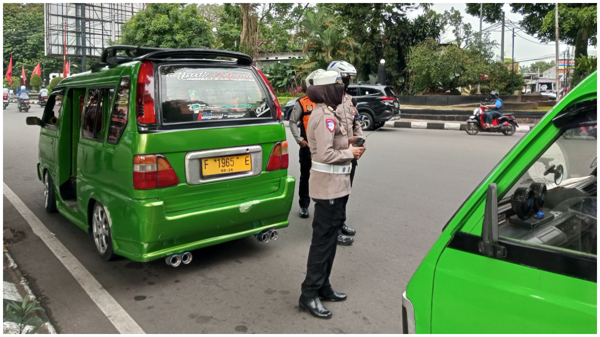 Dishub dan Satlantas Polresta Bogor Kota melakukan penertiban angkot tua di kawasan Air Mancur.