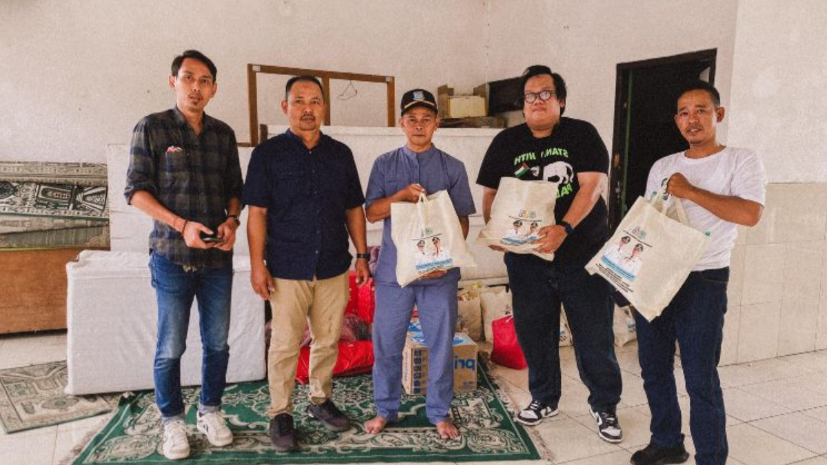 Ilustrasi penyerahan bansos kepada KPM
