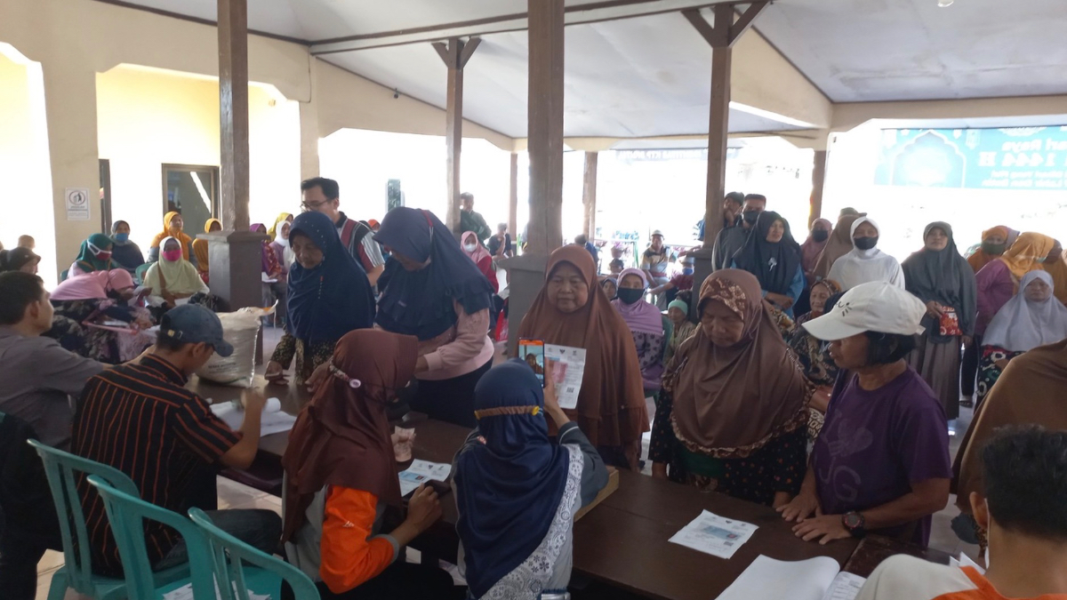 Ilustrasi penyaluran bansos kepada KPM