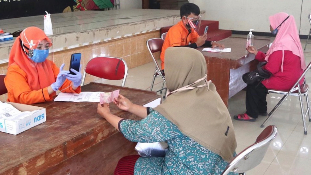 Ilustrasi penyaluran bansos PKH kepada KPM