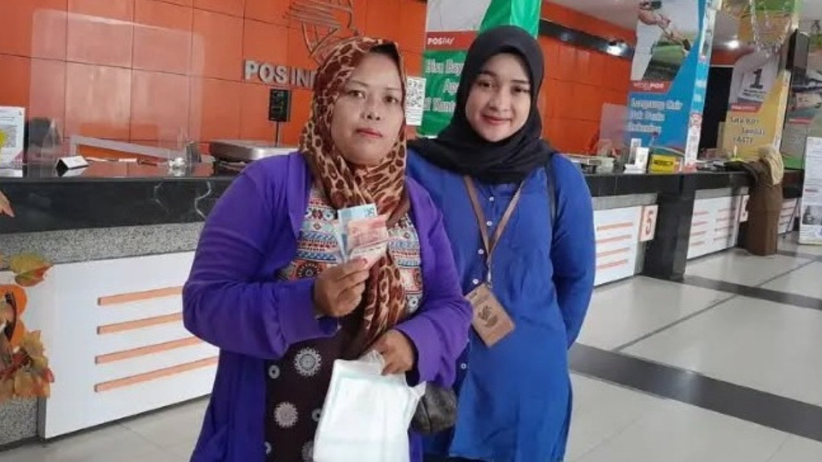Ilustrasi pencairan bansos kepada penerima bantuan