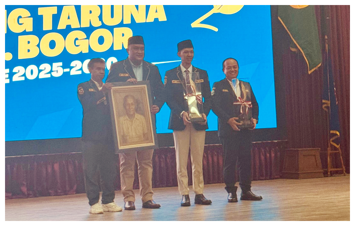 Ketua Karang Taruna Kabupaten Bogor, Heri Gunawan menerima penghargaan dari Bupati Bogor Rudy Susmanto.