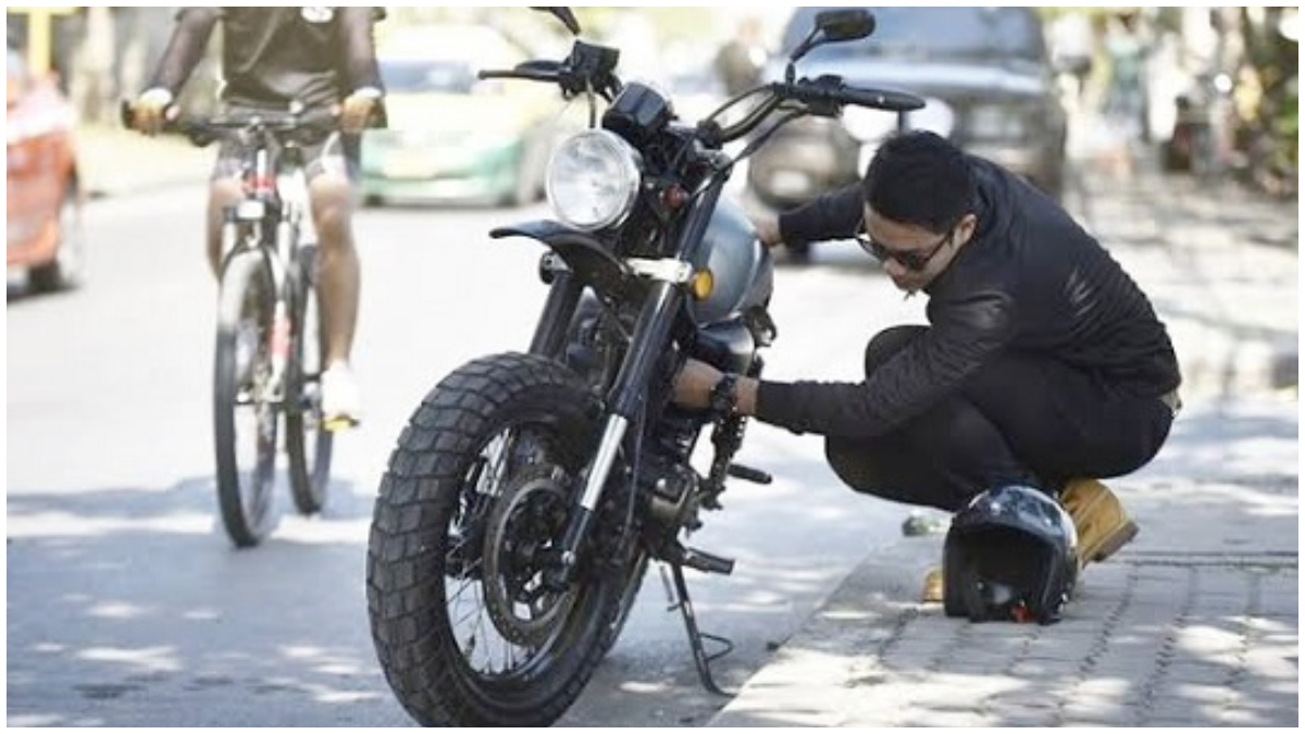 Ilustrasi motor mogok saat dalam perjalanan