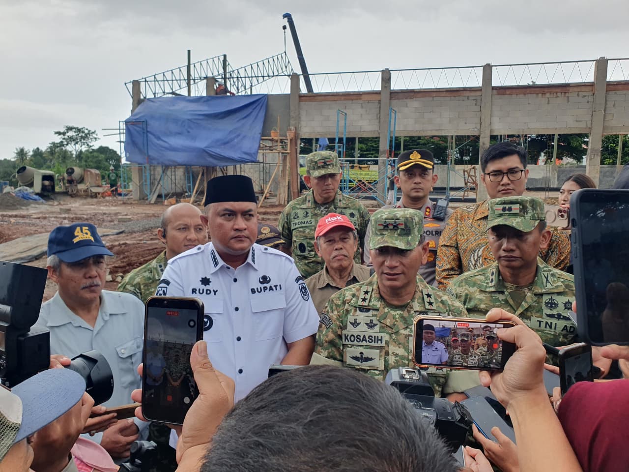 Pangdam III/Siliwangi Mayjen TNI Kosasih didampingi Bupati Bogor, Rudy Susmanto saat meninjau progres pembangunan KDKMP Kelurahan Pakansari, Kabupaten Bogor.