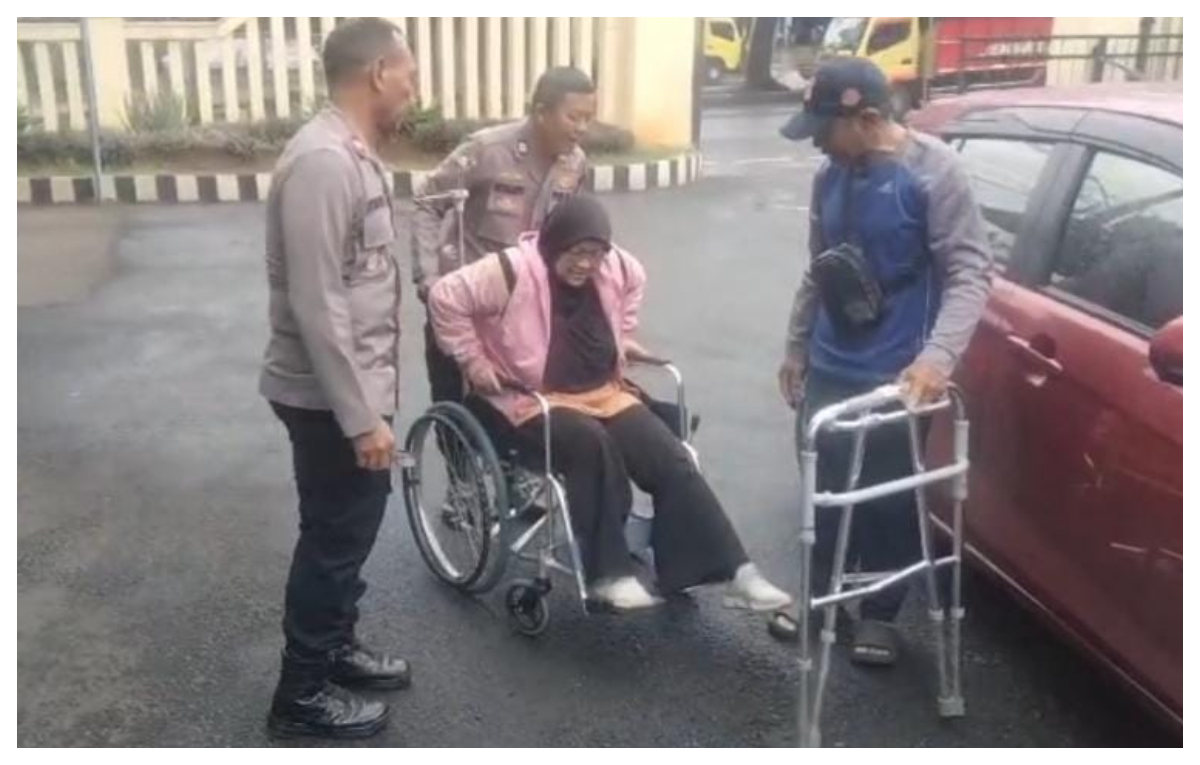 Kapolsek Cileungsi bersama anggotanya saat turun langsung membantu warga yang hendak membuat laporan kepolisian di Mapolsek Cileungsi, Kabupaten Bogor.