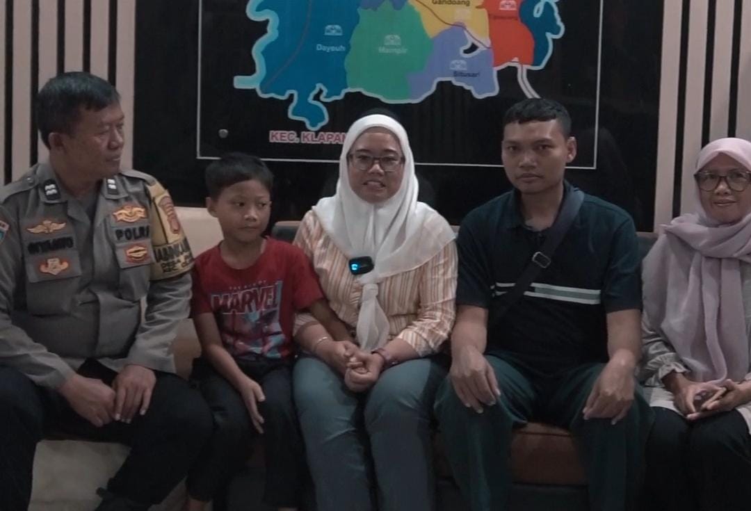 Anggota Polsek Cileungsi saat mengembalikan anak yang tersesat ke pangkuan orang tuanya di Mapolsek Cileungsi, Kabupaten Bogor.