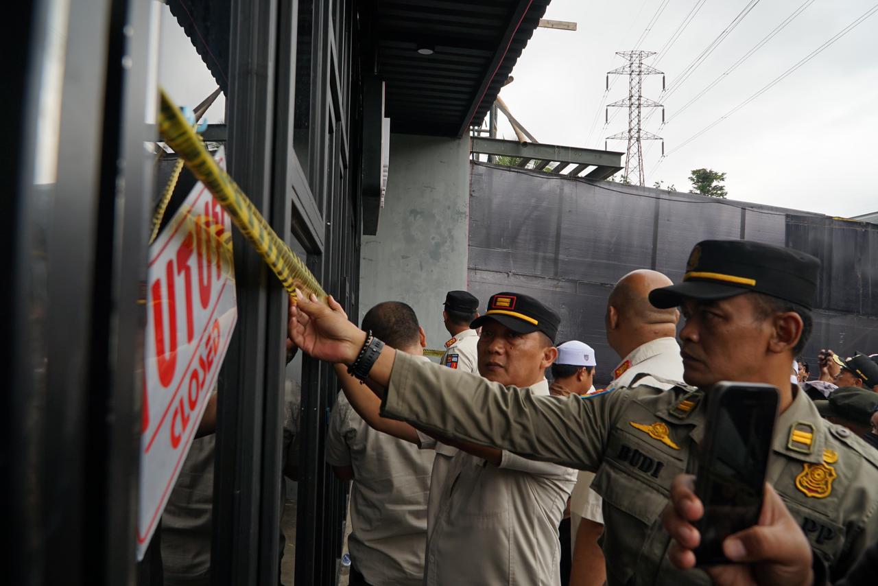 Personel Satpol PP Kota Bogor, saat menyegel kafe di Kelurahan Katulampa, Kecamatan Bogor Timur, Kamis 15 Januari 2026.